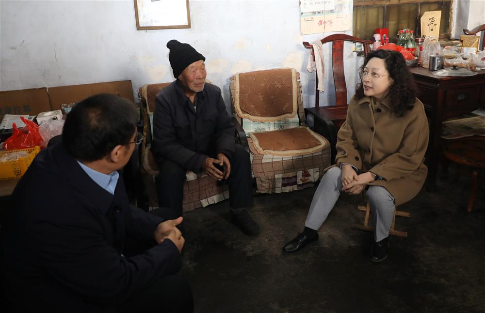 產發集團黨委書記、董事長黃蓓帶隊到鋼城區走訪慰問駐村第一書記