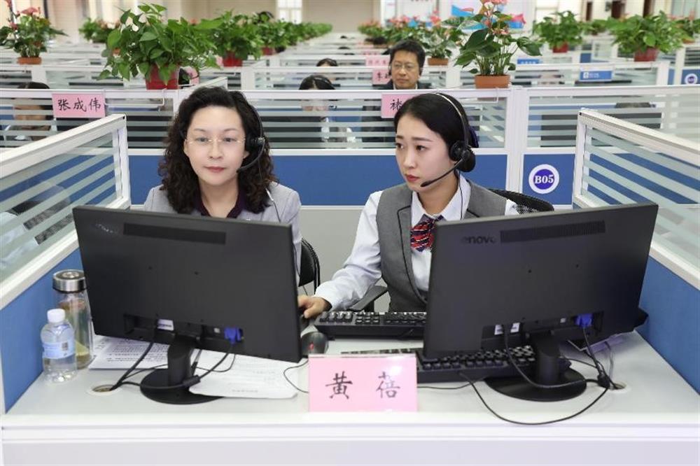 濟南產發集團黨委書記、董事長黃蓓帶隊到12345市民服務熱線接聽市民來電